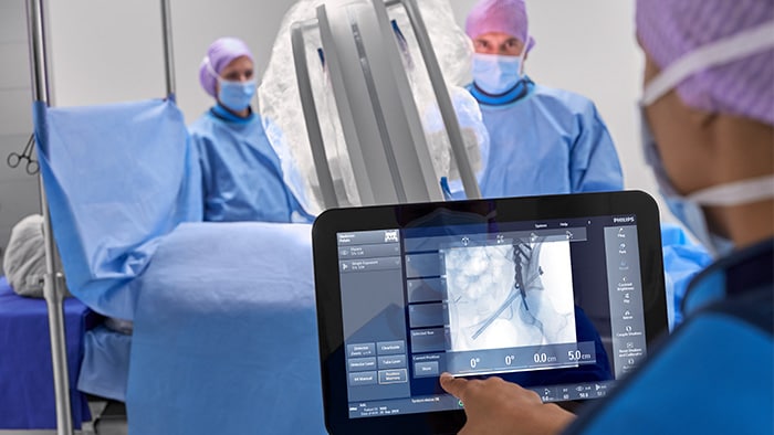 手術中にタッチスクリーンを使用する整形外科医
