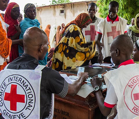 食料危機を支援する赤十字職員