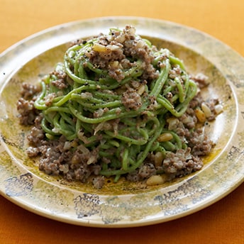 松の実と牛肉のほうれん草パスタ