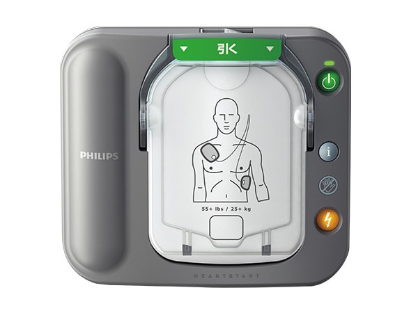 【STEP3】AEDの音声ガイダンスに従い、ショックボタンを押します。 パッドが貼られたことを機械が認知すると、AEDが心電図の解析を始めます。 この時、正しい心電図解析のため、傷病者の身体に触れないようにしてください。 AEDがショックが必要と判断すれば、ショックボタンを押すようAEDから音声メッセージが流れます。  このステップの後はただちに心肺蘇生を開始します。