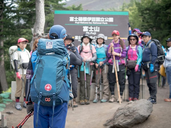 今シーズン富士山に登ることがあれば、AEDがどこにあるか見ておいてください。もし必要なときが来たら、恐れずに行動してください。 また仕事中や旅行の際にAEDの場所を確認しておくことで、救命に役立つかもしれません。この素晴らしい機器は大きさこそ小さいものの、その秘めた影響力はこの上なく大きなものです。