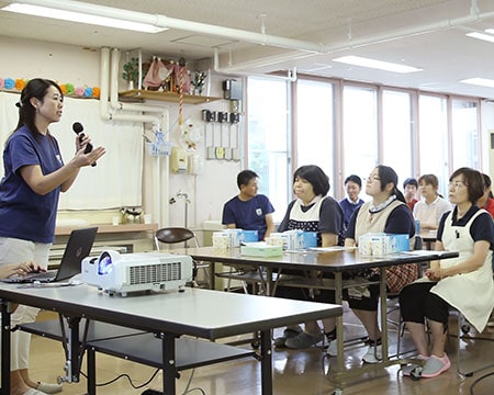 熱心に聞き入る職員の皆さん