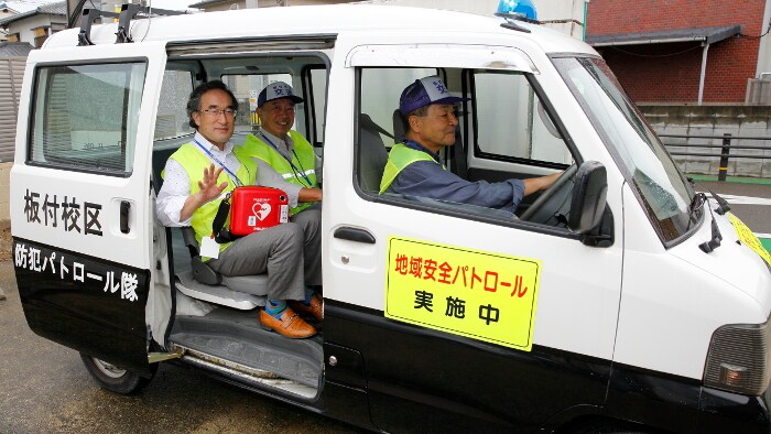 パトロールに出かける安田さんたち