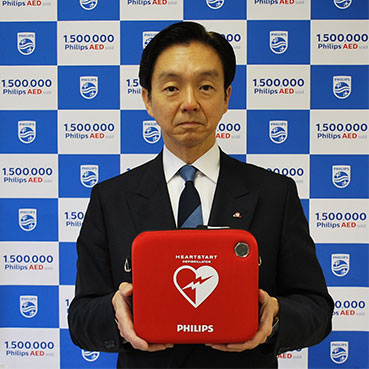 フィリップスの全世界150万台目のAEDを持つ富士急行　代表取締役社長　堀内光一郎氏